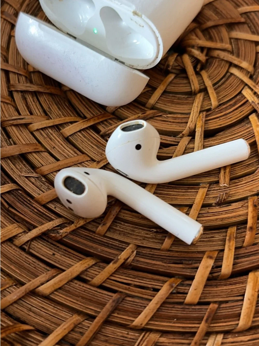 Apple Wireless Earbuds Charging Case in White airpod 1